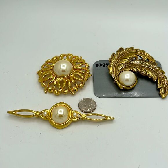 VIntage gold-tone and faux pearl Brooches - Picture 3 of 3